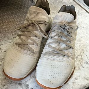 Hardly worn size 12 mens sneakers under armour